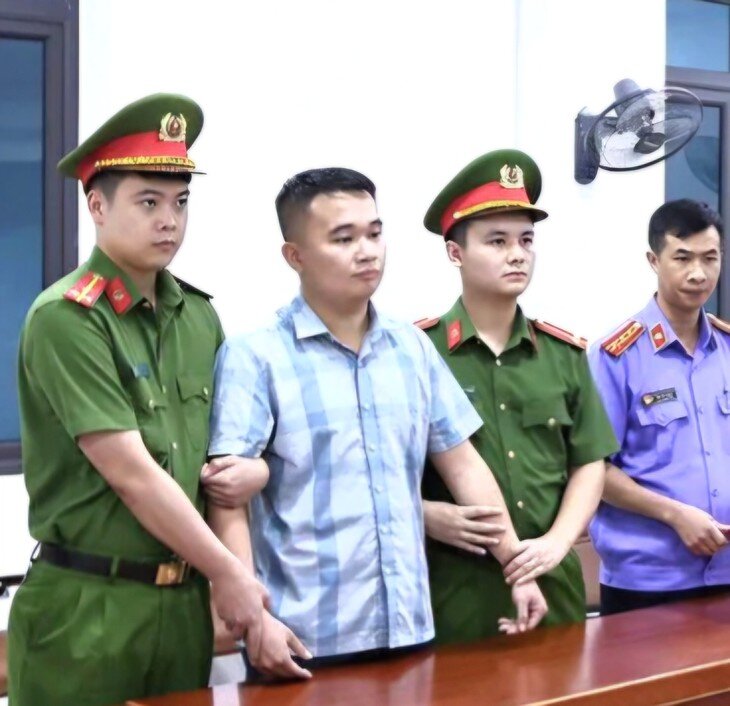Cơ quan Cảnh sát điều tra, Công an tỉnh Tuyên Quang thi hành Lệnh giữ người trong trường hợp khẩn cấp đối với Nguyễn Hà Duy (sinh năm 1998) là Giáo viên Trường THPT Chuyên Tuyên Quang. Ảnh: Công an tỉnh Tuyên Quang. 