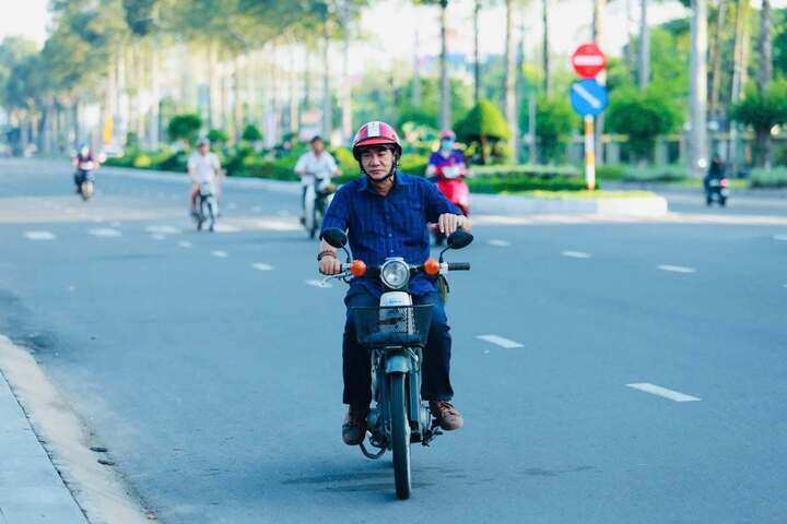 Ông Thiện cùng “người bạn” là chiếc Honda Cub 86. (Ảnh: NVCC)