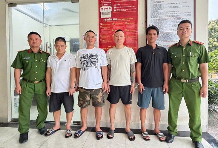 Các đối tượng bị bắt giữ tại cơ quan công an. Ảnh: Công an TP Hà Nội.