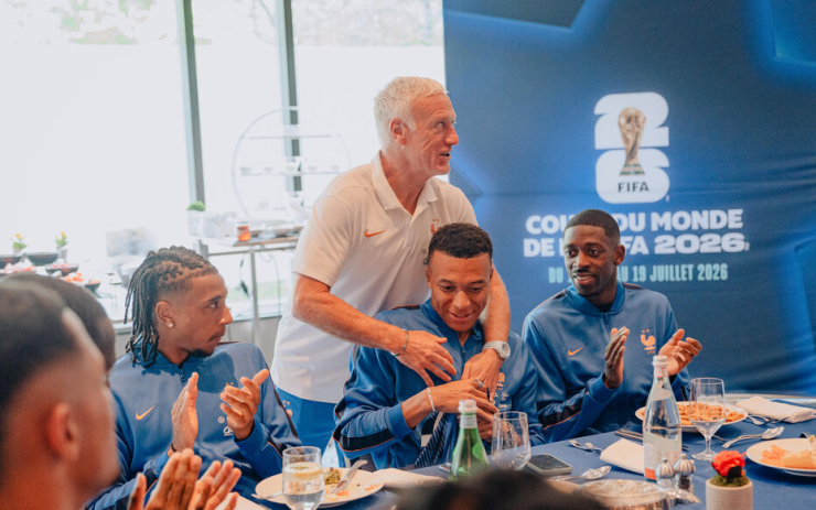 HLV Didier Deschamps ôm Kylian Mbappe trong một bữa ăn chung của tuyển Pháp ở khách sạn nơi trú quân, Boston, Mỹ ngày 7/7/2026 tại World Cup 2026. Ảnh: LĐBĐ Pháp