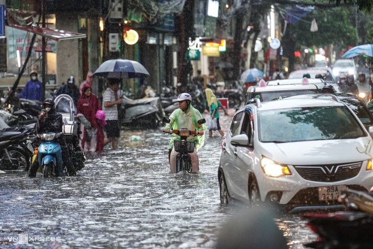 Tuyến phố có hai chiều lưu thông, song nhiều phương tiện vẫn nối đuôi lấn sang phần đường ngược chiều để tránh đoạn ngập.
