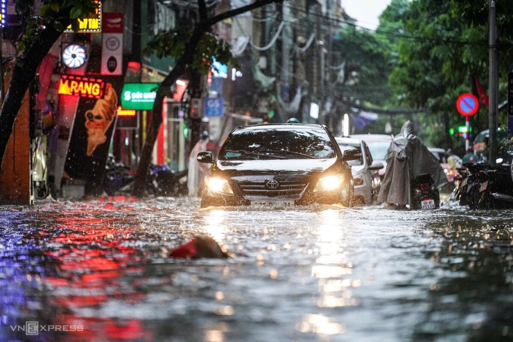 Nhiều phố Hà Nội ngập sâu, giao thông ùn tắc sau mưa lớn - 2