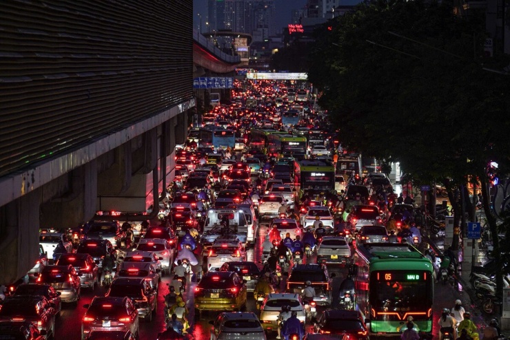 Hàng dài phương tiện nối đuôi nhau trên quãng đường khoảng 3 km từ Ngã Tư Sở đến vành đai 3.