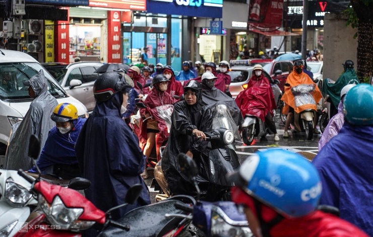 Nhiều phố Hà Nội ngập sâu, giao thông ùn tắc sau mưa lớn - 10