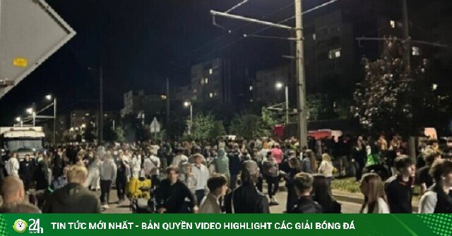 Lviv bạo loạn gây rúng động Ukraine: Người dân nổi giận lật xe quân sự, "lột đồ" sĩ quan tuyển quân