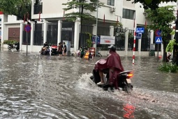 Vừa hoàn thành dự án chống ngập, đường phố Hà Nội vẫn chìm trong biển nước