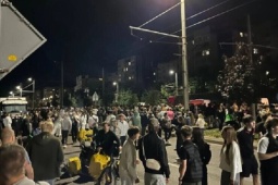 Lviv bạo loạn gây rúng động Ukraine: Người dân nổi giận lật xe quân sự, "lột đồ" sĩ quan tuyển quân