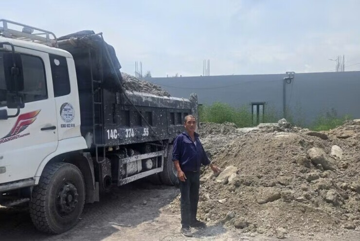 Khởi tố hai người đổ trái phép hơn 261 tấn chất thải bê tông
