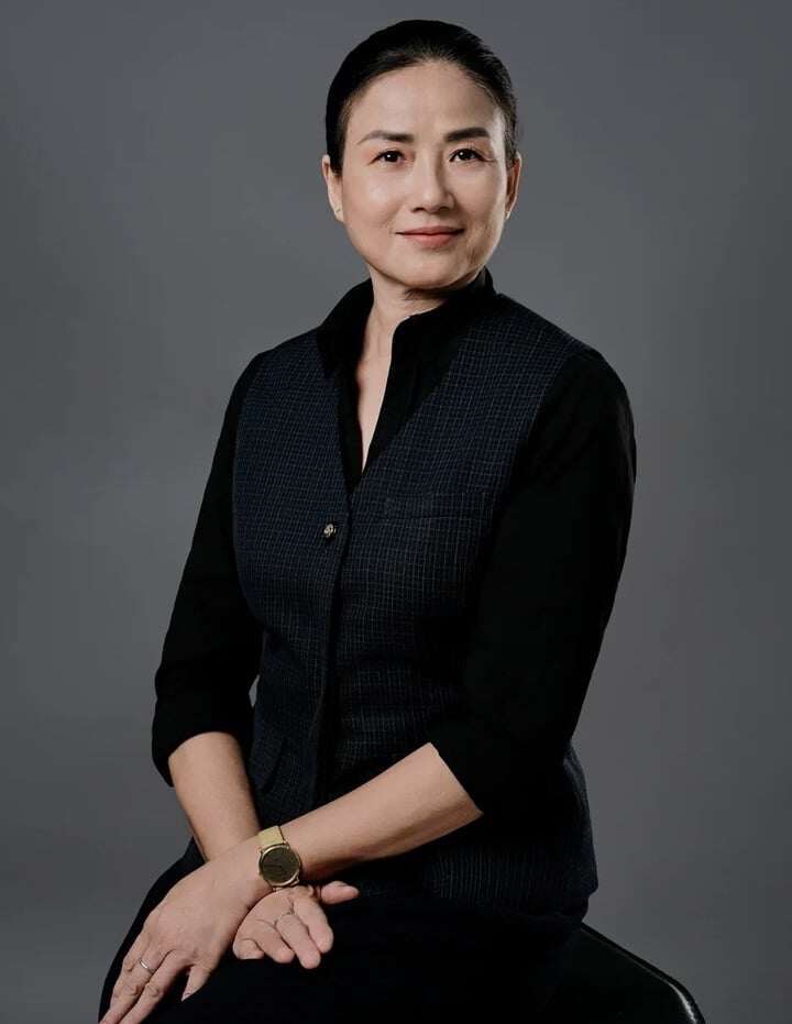 Cô trở thành Phó Giáo sư, học vị Tiến sĩ Nghệ thuật học.