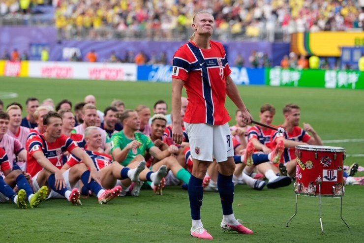Erling Haaland cùng các đồng đội tái hiện vũ điệu "chèo thuyền Viking" sau chiến thắng trước Brazil tại East Rutherford, bang New Jersey, ngày 5/7. Ảnh: AP
