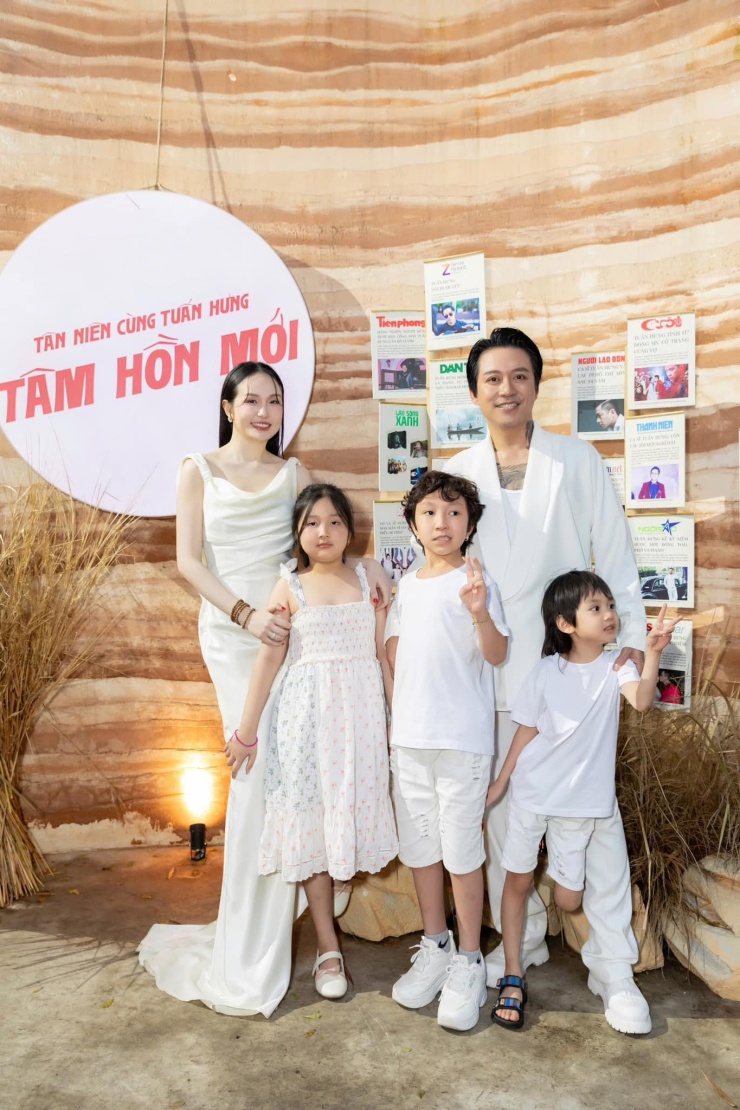 Vợ chồng Tuấn Hưng - Thu Hương và 3 con. Ảnh: FBNV