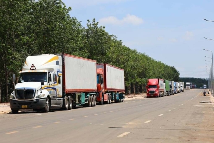 Xe container chở trái cây xuất khẩu ở phường Dầu Giây (Đồng Nai). Ảnh: Phước Tuấn