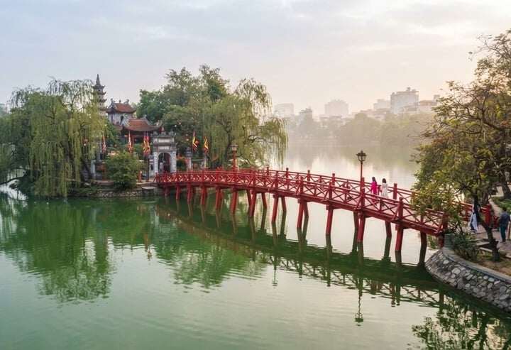 Danh xưng cầu Thê Húc ẩn chứa triết lý phương Đông sâu sắc, mang ý nghĩa là nơi hội tụ ánh sáng ban mai rực rỡ và thanh khiết nhất.