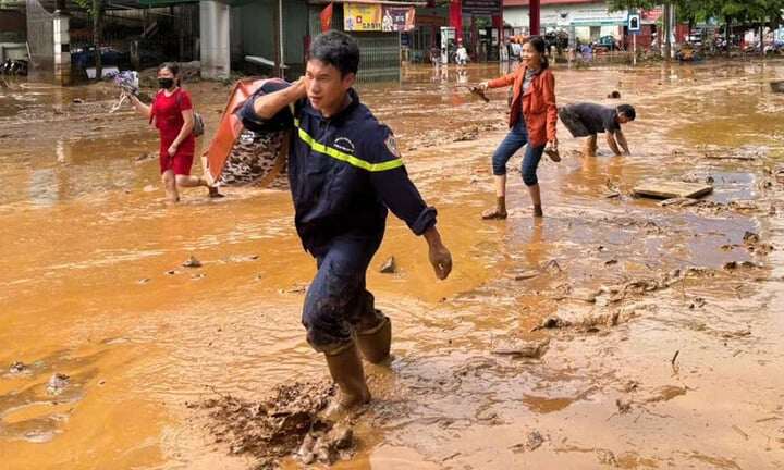 Bùn đất tràn trên mặt đường tại địa bàn xã Mường La, tỉnh Sơn La. (Ảnh: CACC)
