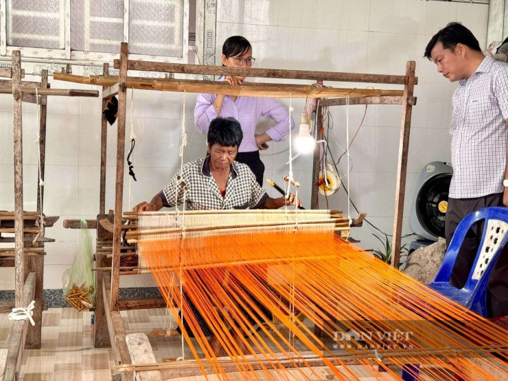 Nghề dệt thổ cẩm từ lâu đã là mạch ngầm văn hóa chảy trong đời sống của đồng bào Khmer vùng Bảy Núi - An Giang.&nbsp;Ảnh: Hồng Cẩm