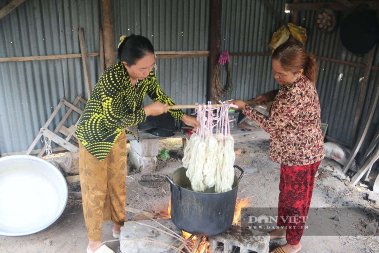 Các chị em của HTX&nbsp;dệt thổ cẩm Khmer Văn Giáo đang luộc tơ.&nbsp;Ảnh: Hồng Cẩm