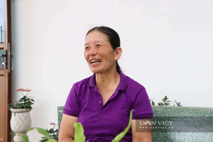 Chị Phạm Thị Thương, ở thôn Đoan Xá 3, xã Kiến Hải (TP. Hải Phòng) - nữ nông dân đang trồng 80 mẫu lúa trò chuyện với Dân Việt. Ảnh: Minh Ngọc
