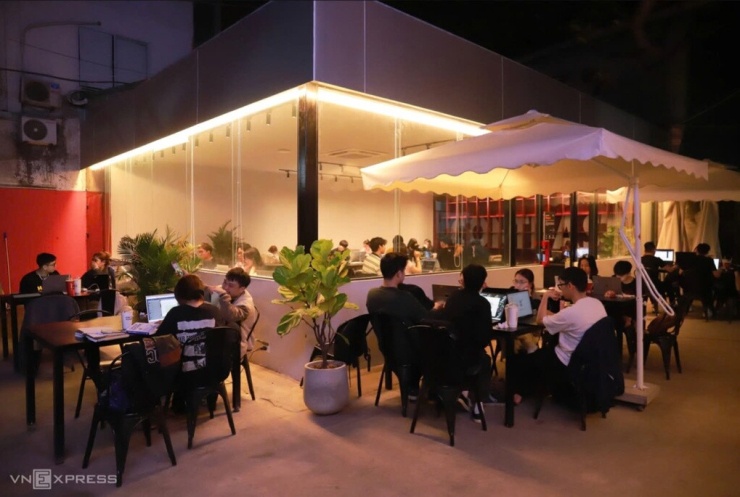 Một quán cà phê học tập trên đường Trường Chinh, phường Phương Liệt, Hà Nội, bật nhạc nhẹ bên ngoài cho khách, hồi tháng 3/2025. Ảnh: Nga Thanh