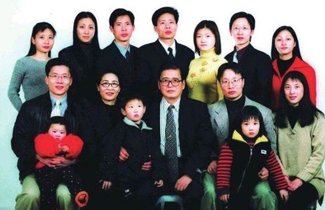Gia đình ông Thái Tiếu Vãn bên các con, gồm cả dâu rể và các cháu. Ảnh: sohu.
