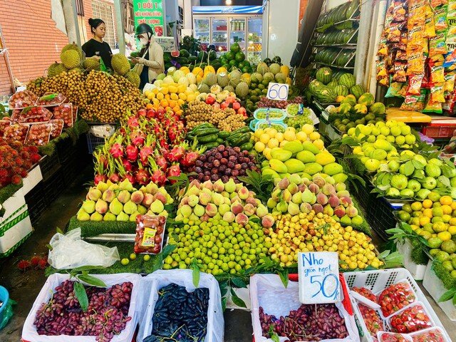 Bơ đang vào mùa nên được bày bán nhiều trên thị trường.