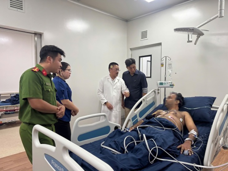 Đại diện các cơ quan chức năng tỉnh An Giang và đặc khu Phú Quốc đã vào bệnh viện thăm hỏi các nạn nhân. Ảnh: CTV