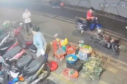 Điều tra nhóm thanh niên cầm mã tấu đập phá xe máy ở trung tâm TP.HCM