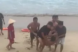 Cứu sống 3 cha con du khách Hà Nội bị sóng cuốn khi tắm biển ở Quảng Ngãi