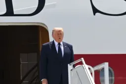 Bộ Tư pháp Mỹ triệu tập bốn nhà báo đưa tin về chuyên cơ mới của Tổng thống Trump