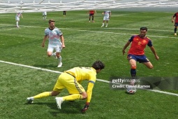 Sao MU Lammens ra mắt World Cup lập tức mắc sai lầm, Courtois ngán ngẩm