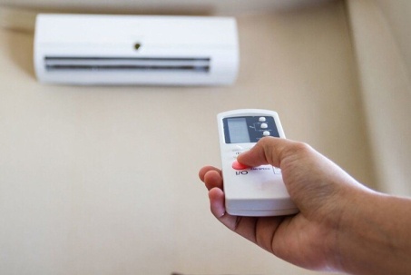Nút bấm trên điều khiển điều hòa giúp giảm hóa đơn điện mùa hè