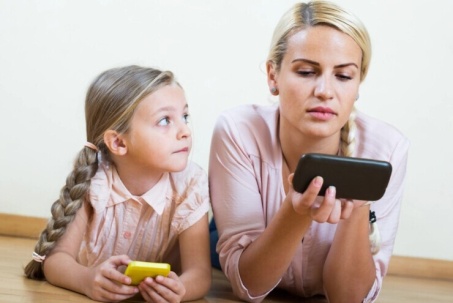 Cha mẹ nghiện smartphone làm con cái khó thành công hơn?