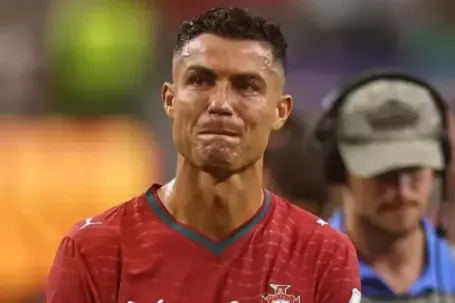 Ronaldo tặng ca sĩ nghiệp dư giày thi đấu