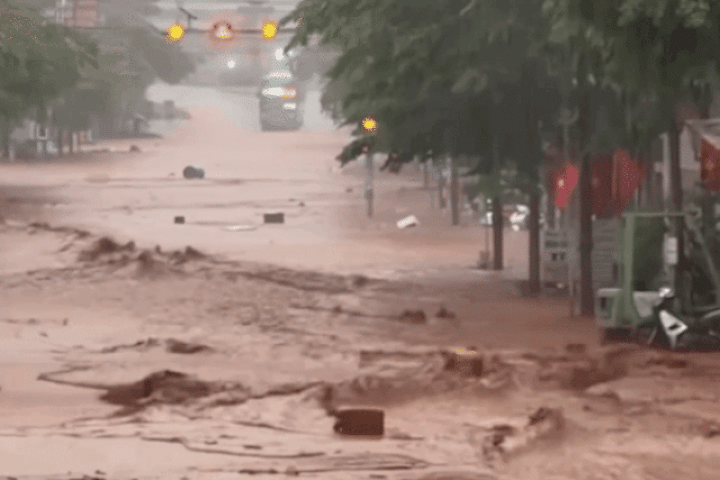 Lũ tràn vào nhà dân ở Sơn La