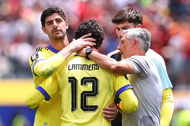 Courtois an ủi Lammens sau trận