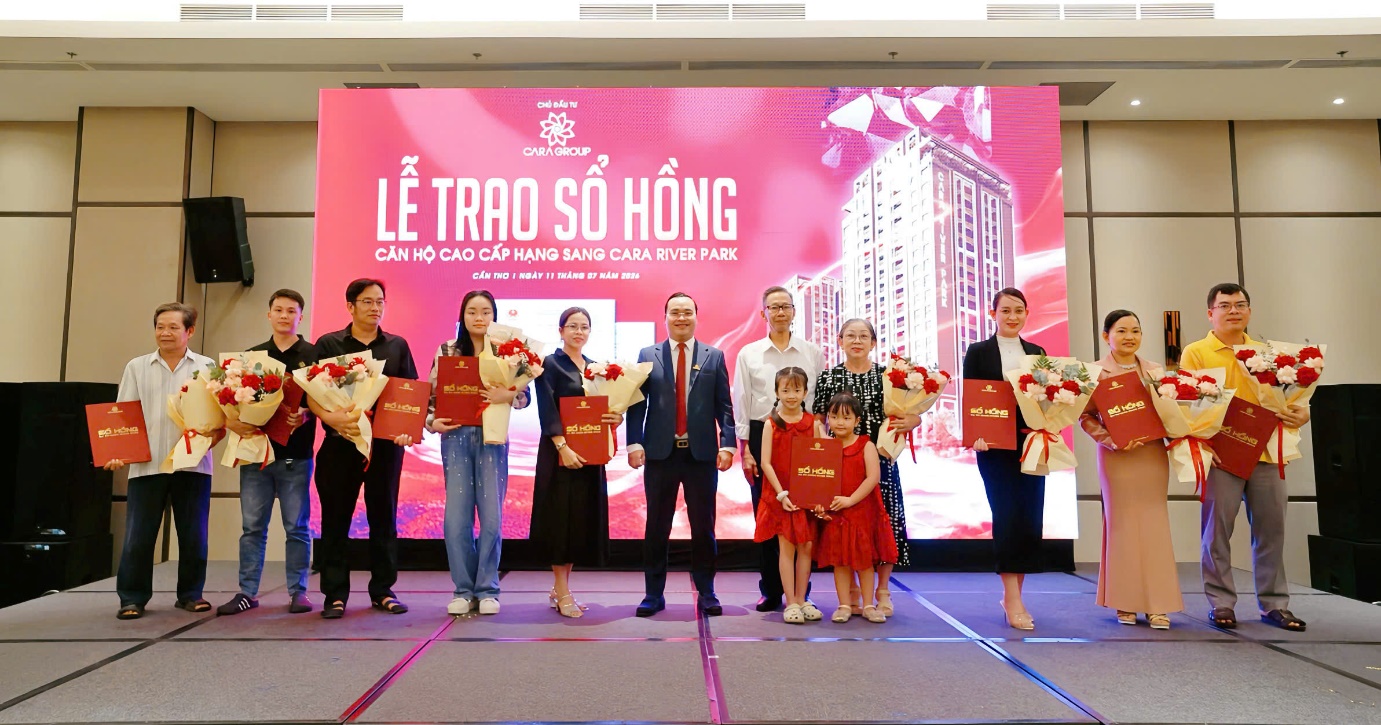 Đại diện chủ đầu tư Cara Group trao Sổ hồng cho các cư dân Cara River Park. (Ảnh: Cara Group)