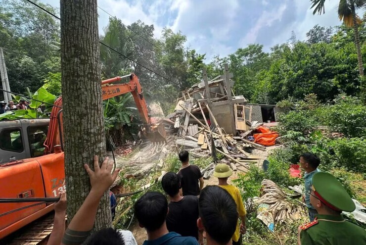 Xe đầu kéo lao xuống đèo, húc sập nhà dân, tài xế tử vong