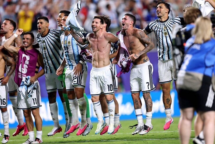 Messi - Argentina hát cổ động nhắm vào tuyển Anh, Rooney dự đoán ra sao?