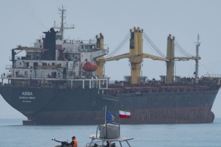 Iran tuyên bố đóng eo biển Hormuz