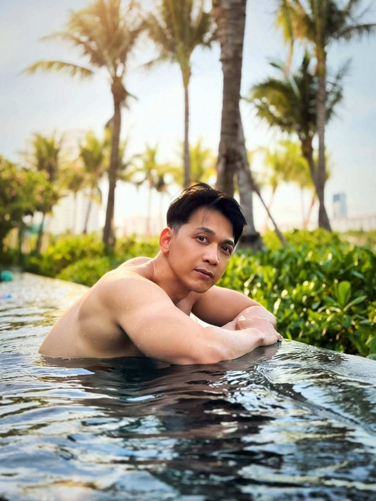 Ảnh sao 12/7: Chủ tịch Trần Hùng Huy khoe cơ bắp tuổi 48 - 5