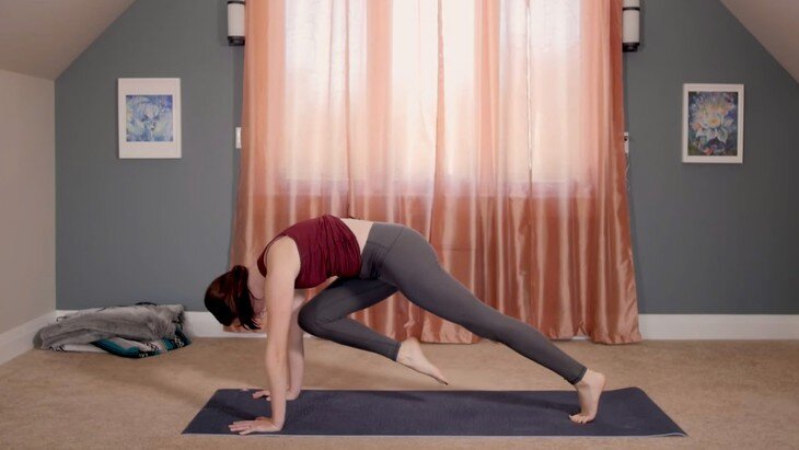 Tập yoga thường xuyên có thể cải thiện sức mạnh cơ bắp, đặc biệt ở người mới tập, người lớn tuổi hoặc những người ít vận động trước đó.
