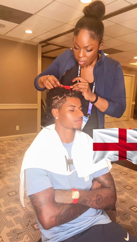 Marcus Rashford của đội tuyển Anh được nhà tạo mẫu tóc Jayèma tết tóc. Ảnh: Jayema
