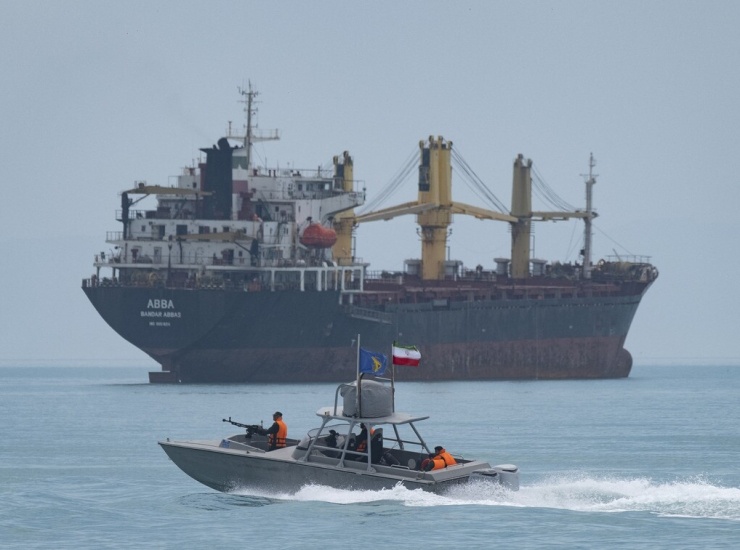 Xuồng cao tốc IRGC di chuyển gần tàu hàng trên vịnh Ba Tư tháng 4/2024. Ảnh: AFP