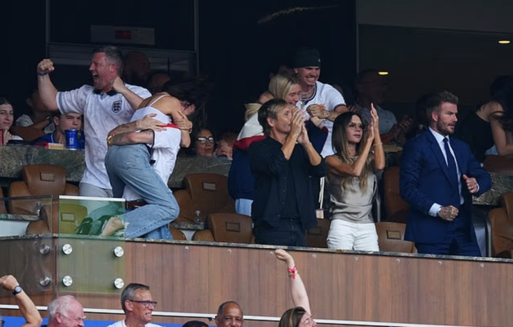 Nhà Beckham ăn mừng khi tuyển Anh vào bán kết World Cup - 4