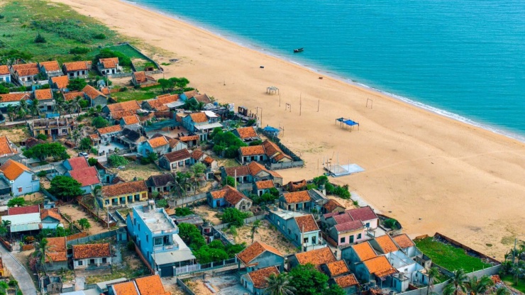 Ngôi làng ngói đỏ bình yên bên biển Đăk Lăk - 2
