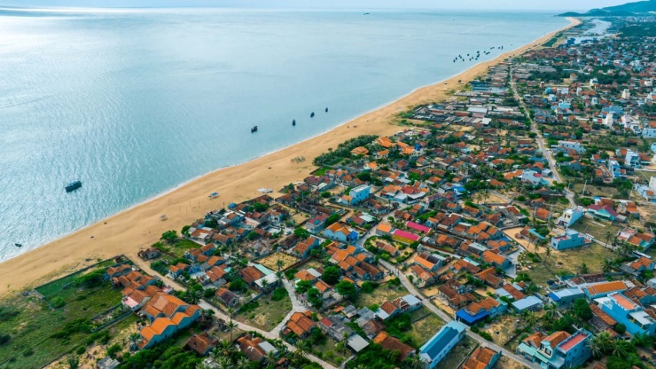 Ngôi làng ngói đỏ bình yên bên biển Đăk Lăk - 1
