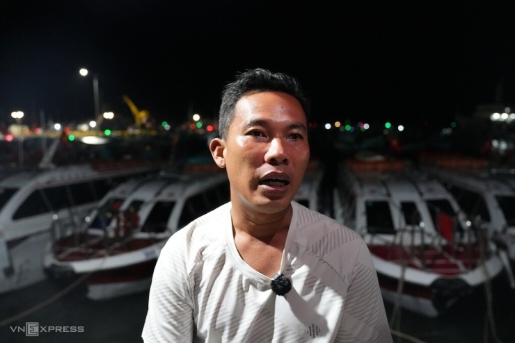Thuyền trưởng Nguyễn Minh Tâm kể lại lúc lái tàu cứu người, đưa nạn nhân vào bờ sau vụ lật canô. Ảnh: Đình Văn