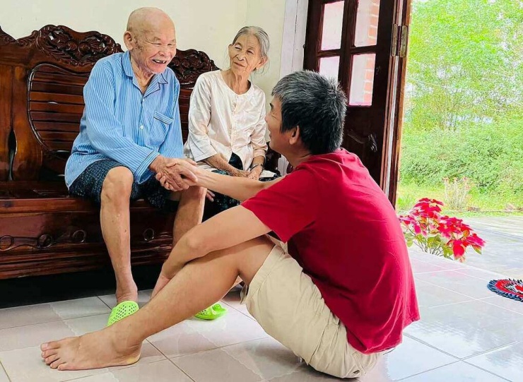 PGS TS Phan Văn Ca trò chuyện với cha mẹ khi về nhà, năm 2023. Ảnh: Gia đình cung cấp