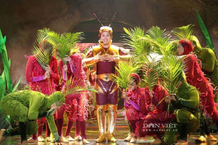 Thế giới đồng thoại với hai chú Dế Mèn yêu đời được đưa lên sân khấu với một phiên bản mới. Ảnh: Nguyễn Hà