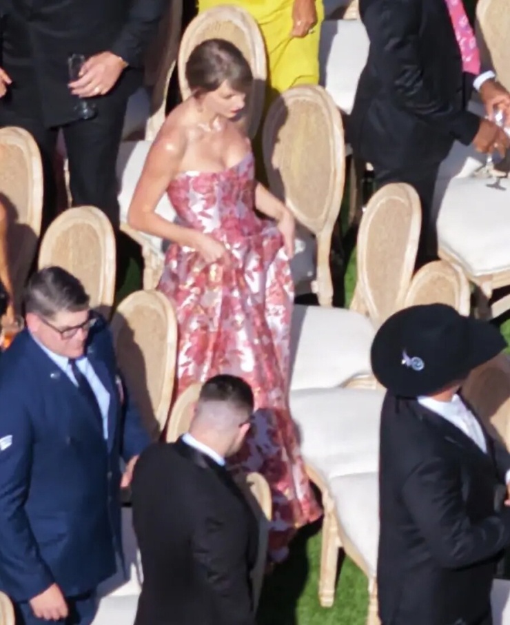 Taylor Swift và chồng mới cưới tay trong tay dự hôn lễ bạn thân - 4