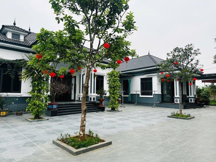 Hai căn nhà giống nhau, chung sân, chung cổng của anh Dũng và em trai 